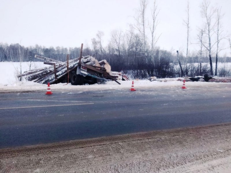 Сотрудники Госавтоинспекции устанавливают все обстоятельства дорожно-транспортного происшествия на автодороге Называевск–Исилькуль